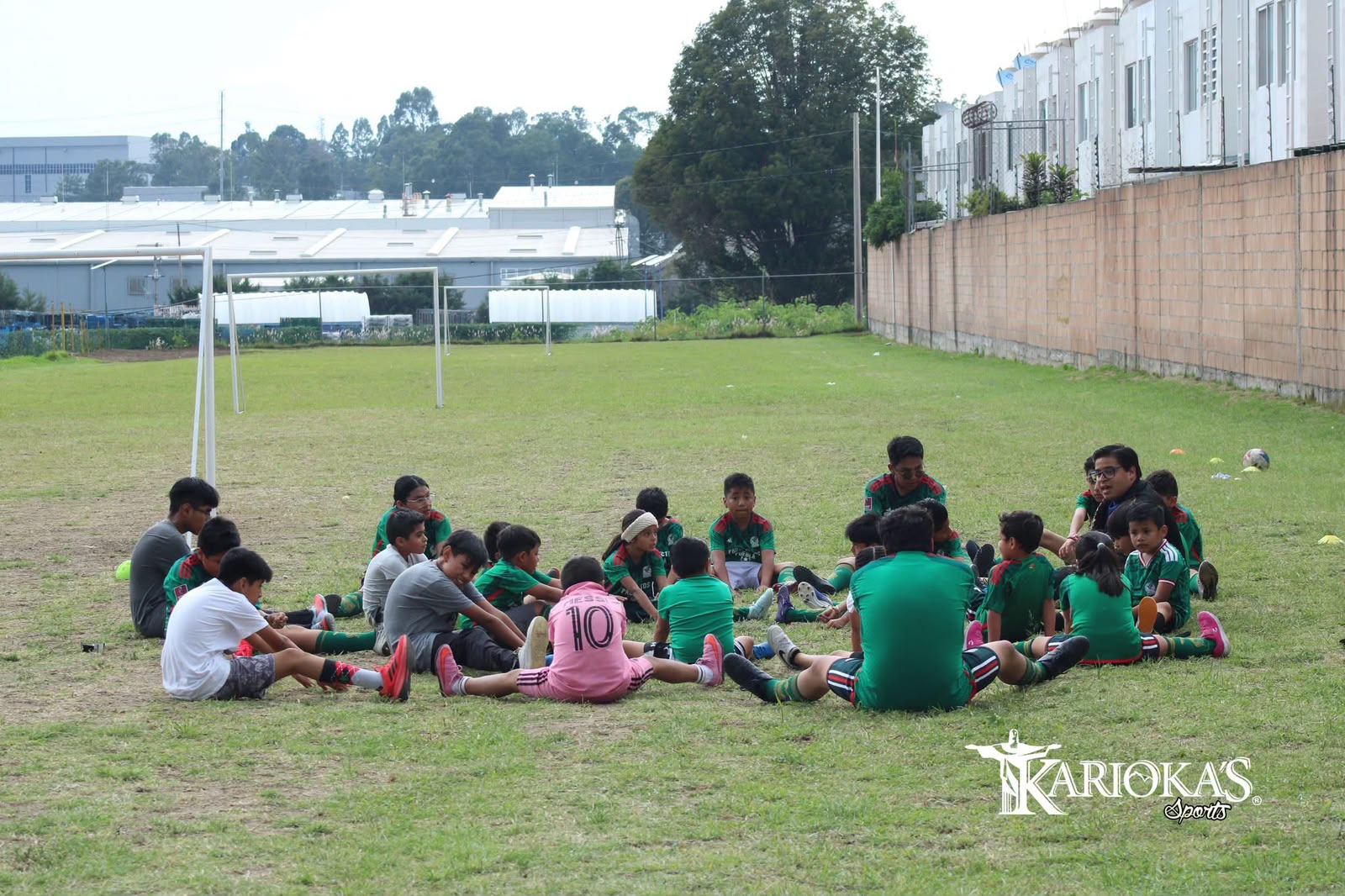 Círculo de estiramiento y charla del equipo