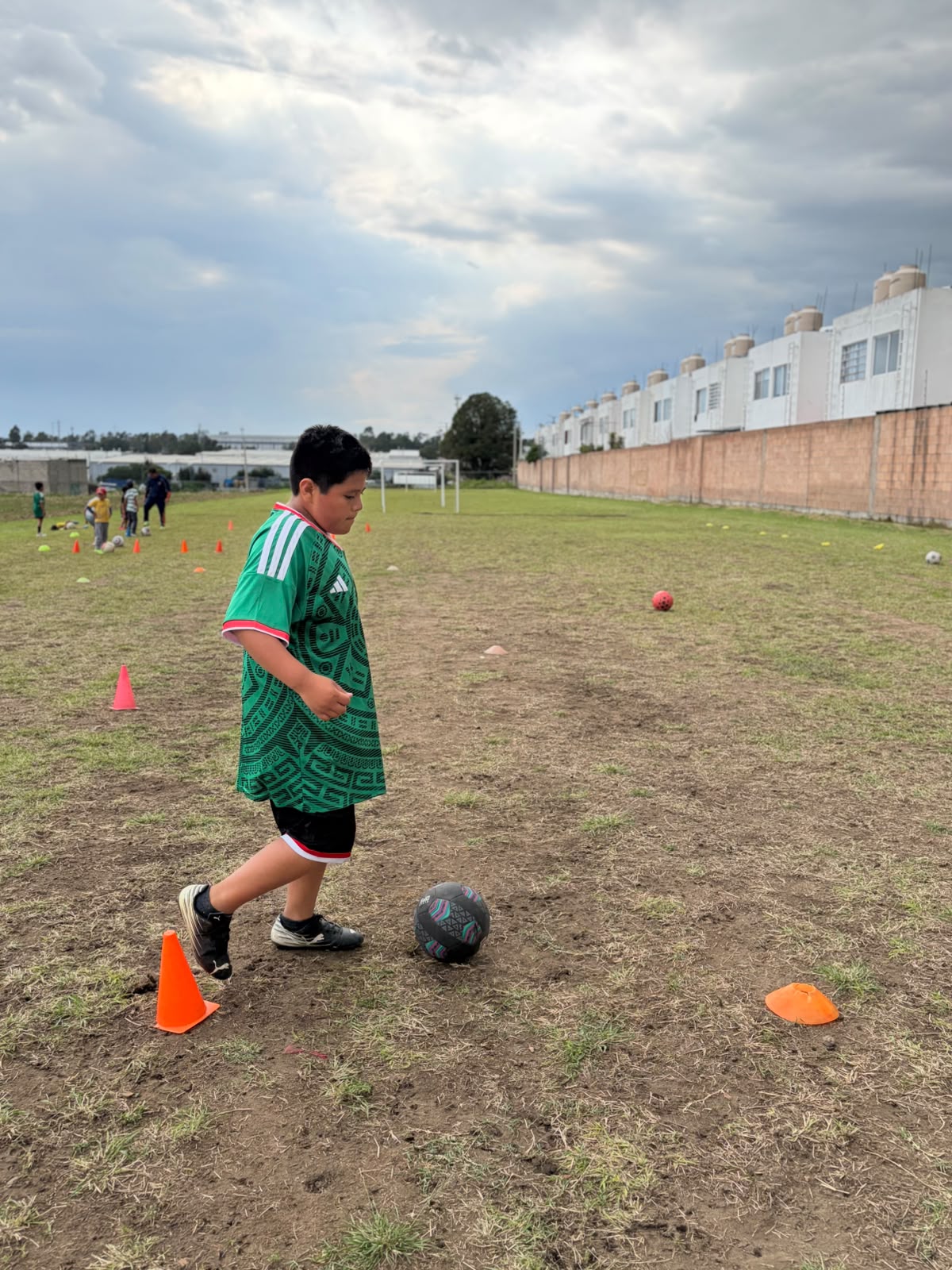 Prospecto con jersey de México conduciendo entre conos