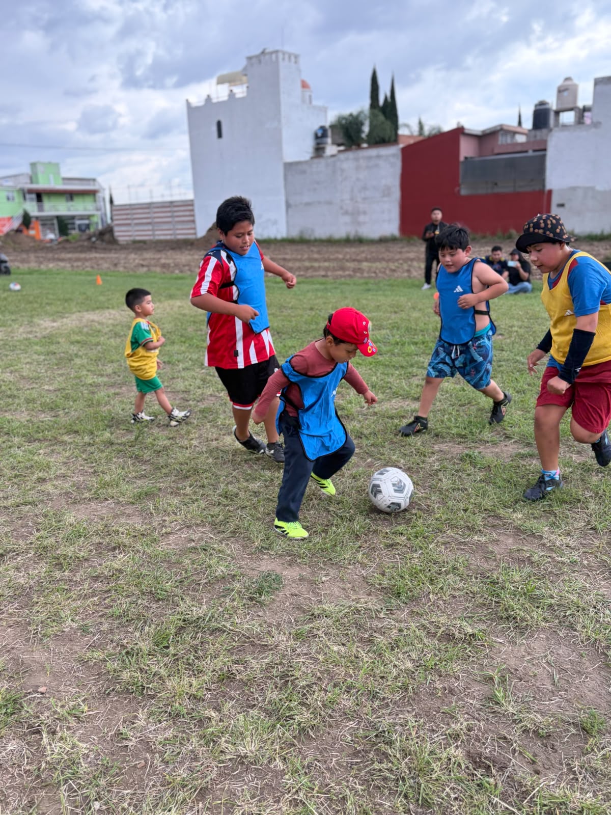 Partido reducido entre prospectos en la cancha