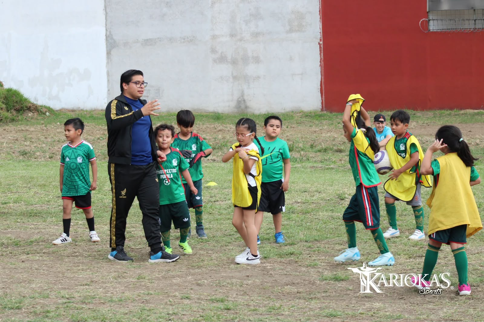 Coach dirigiendo ejercicio con los pequeños prospectos