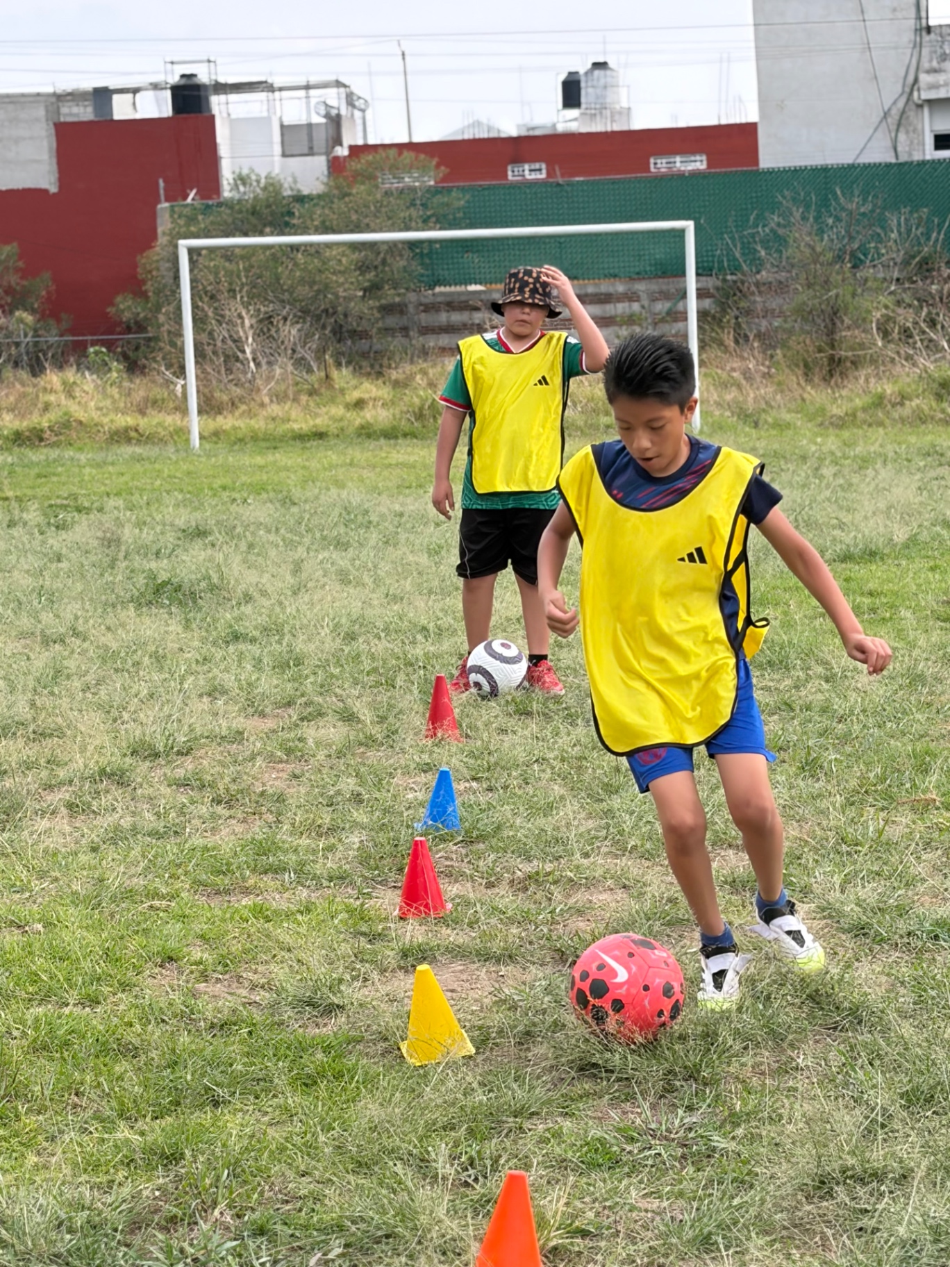 Conducción entre conos en entrenamiento