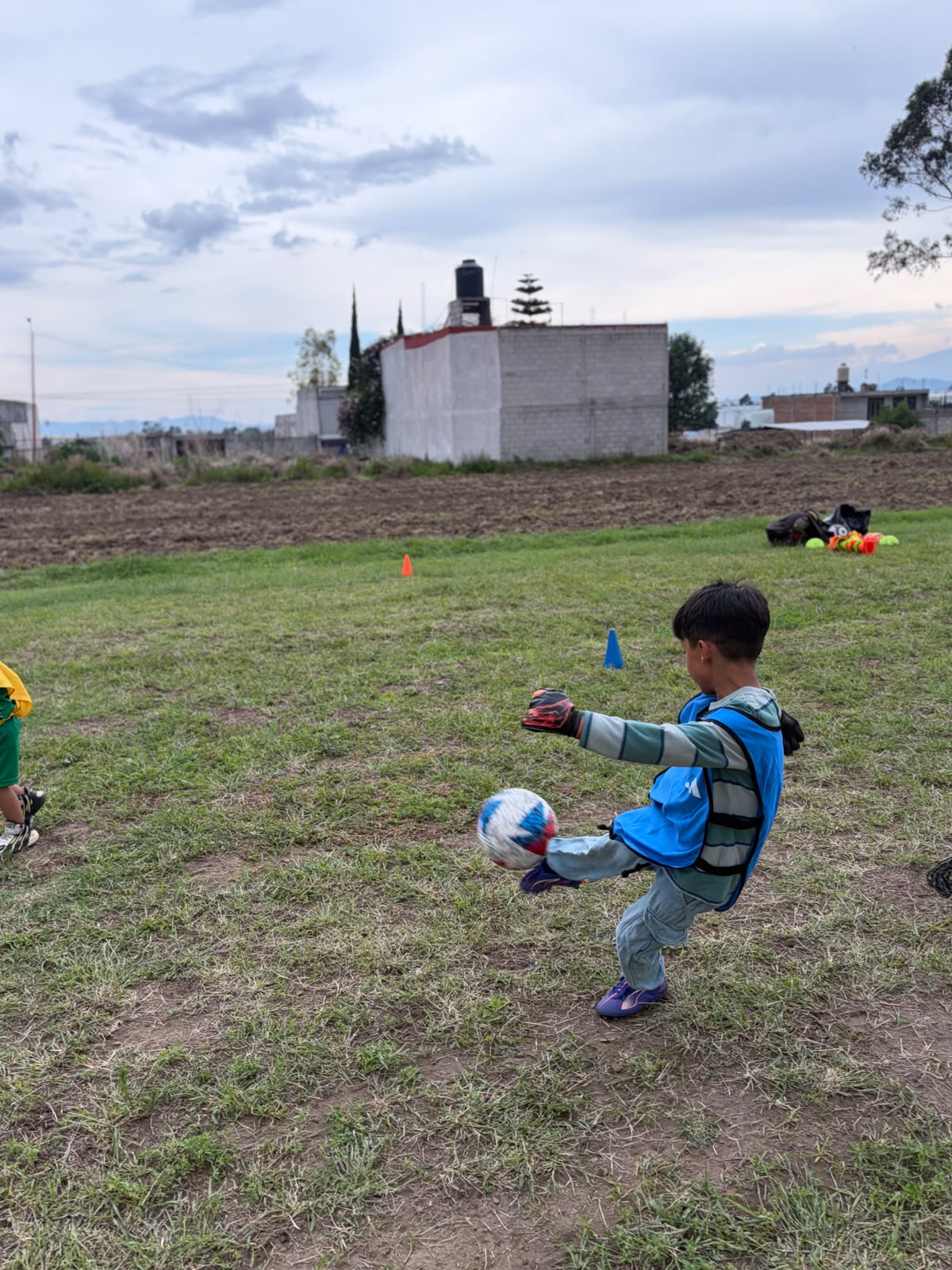 Portero despejando el balón con la pierna